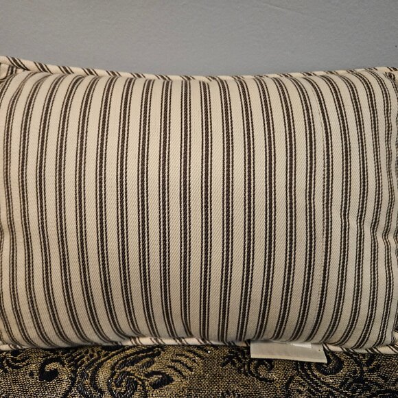 Pottery Barn '...and to all a good night' Lumbar Pillow, 9"x13" - Picture 4 of 5